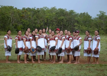 Diablillas de Hondzonot reciben reconocimiento del Presidente