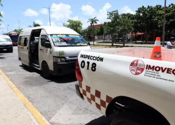 IMOVEQROO), a través de su director general, Rodrigo Alcázar Urrutia, ha lanzado operativos en respuesta a las denuncias ciudadanas sobre el aumento no autorizado de tarifas en el transporte público