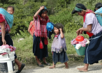 Desplazados de Chiapas buscan ayuda humanitaria en Guatemala