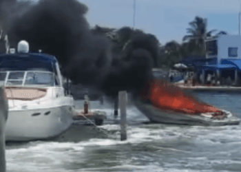 Se incendia lancha en la zona hotelera de Cancún