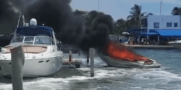 Se incendia lancha en la zona hotelera de Cancún