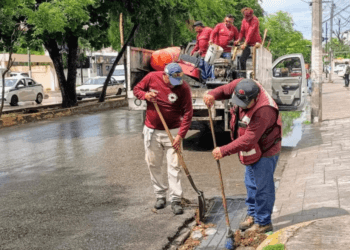 Desazolvan pozos y limpian alcantarillas en Cancún