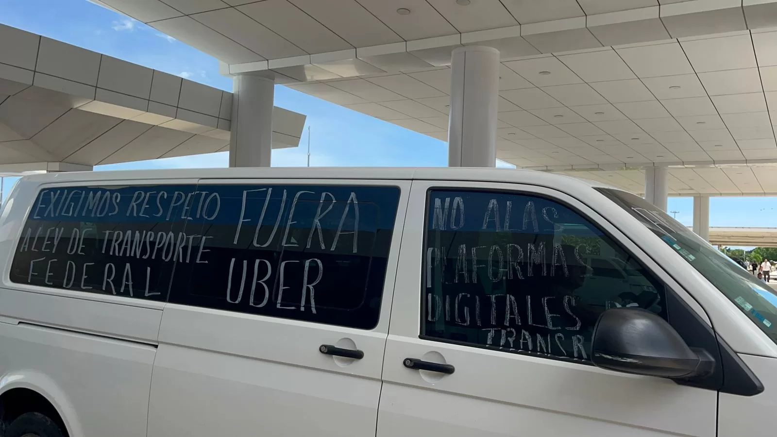 Manifestación de transportistas colapsa el aeropuerto de Cancún