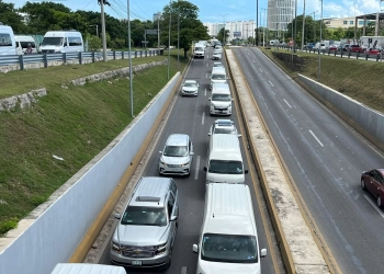 Manifestación de transportistas colapsa el aeropuerto de Cancún