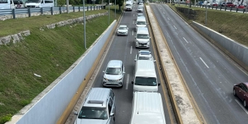 Manifestación de transportistas colapsa el aeropuerto de Cancún