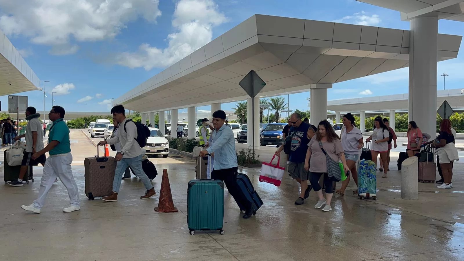 Manifestación de transportistas colapsa el aeropuerto de Cancún