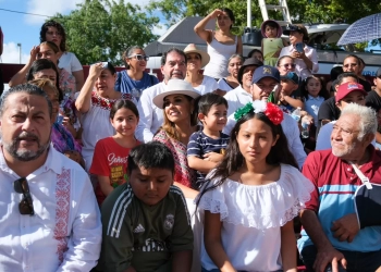 Mara Lezama encabeza el desfile conmemorativo del 214 aniversario de la Independencia de México en Chetumal