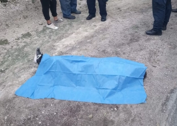 Hombre muere tras presuntamente saltar de un taxi en movimiento en Cancún