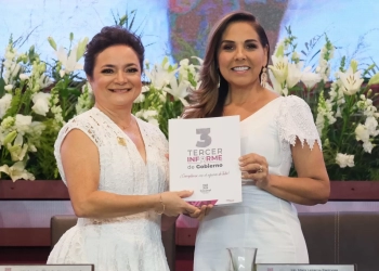Mara Lezama asiste al 3° informe de gobierno de Cozumel