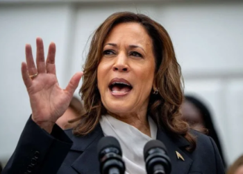 Kamala Harris critica a Trump por referenciar a Hitler
