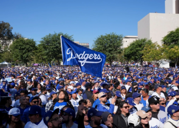 Los Dodgers celebran su 8° título con desfile en honor a Fernando Valenzuela