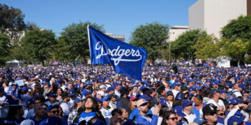 Los Dodgers celebran su 8° título con desfile en honor a Fernando Valenzuela