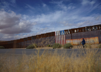 Texas le ofrece a Trump terrenos para centro de detención migrante