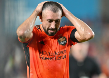 Héctor Herrera es expulsado por escupir a un árbitro de la MLS