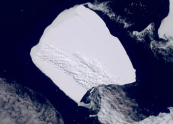 El iceberg más grande A23a, a la deriva en el océano Antártico