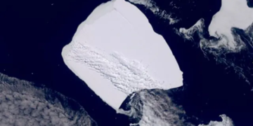El iceberg más grande A23a, a la deriva en el océano Antártico