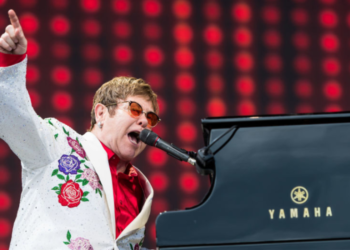 Elton John enfrenta problemas de visión tras infección ocular