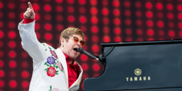 Elton John enfrenta problemas de visión tras infección ocular