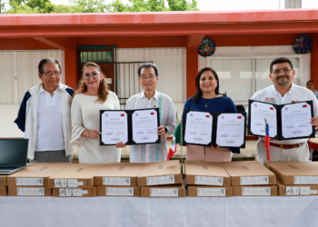 Mayuli Martínez y Taiwan donan computadoras a secundarias de Quintana Roo