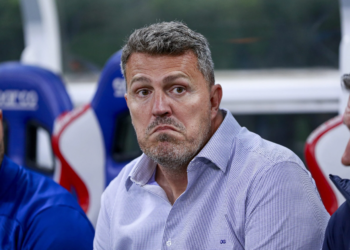 Entrenador de Chivas, suspendido 3 partidos por conducta violenta