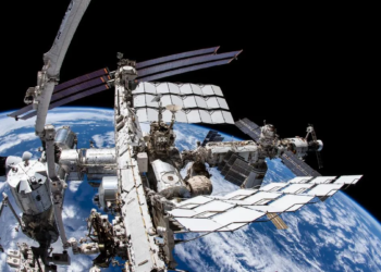 Astronautas varados en la EEI podrían regresar en marzo