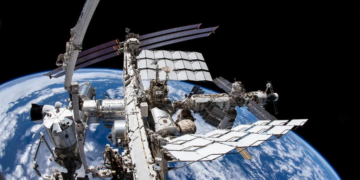 Astronautas varados en la EEI podrían regresar en marzo