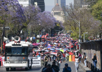 Maestros de la CNTE marchan en la CDMX contra la reforma al ISSSTE