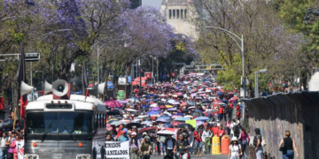 Maestros de la CNTE marchan en la CDMX contra la reforma al ISSSTE