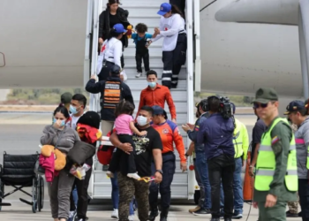 Venezuela recibe a 21 niños repatriados desde México en un nuevo vuelo de retorno