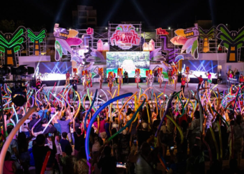 Más de 15 mil personas disfrutan del Carnaval en Playa del Carmen