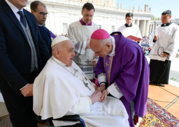 Papa Francisco visita por sorpresa la Basílica de San Pedro