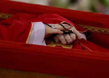 Sheinbaum defiende su ausencia en funeral del papa Francisco