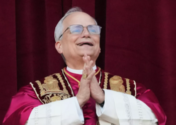 León XIV llama a la paz y a una Iglesia abierta a todos en su primer mensaje como Papa