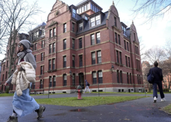 Trump amenaza con vetar a estudiantes extranjeros en Harvard