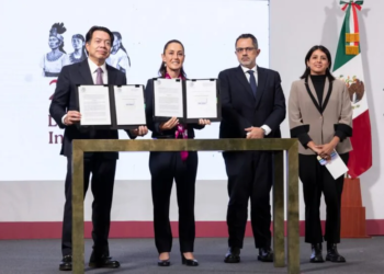 Sheinbaum firma decretos para reducir edad de jubilación docente y eliminar USICAMM