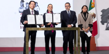 Sheinbaum firma decretos para reducir edad de jubilación docente y eliminar USICAMM