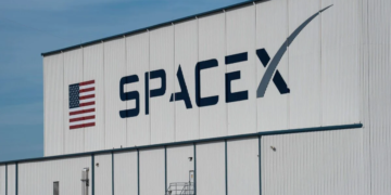 Sheinbaum analiza demanda contra Spacex por basura espacial