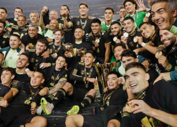 México gana la Copa Oro 2025 y celebra con 'Payaso de rodeo' en el vestidor