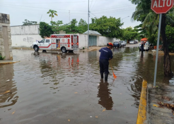 Activan operativo tormenta en Playa del Carmen tras intensas lluvias