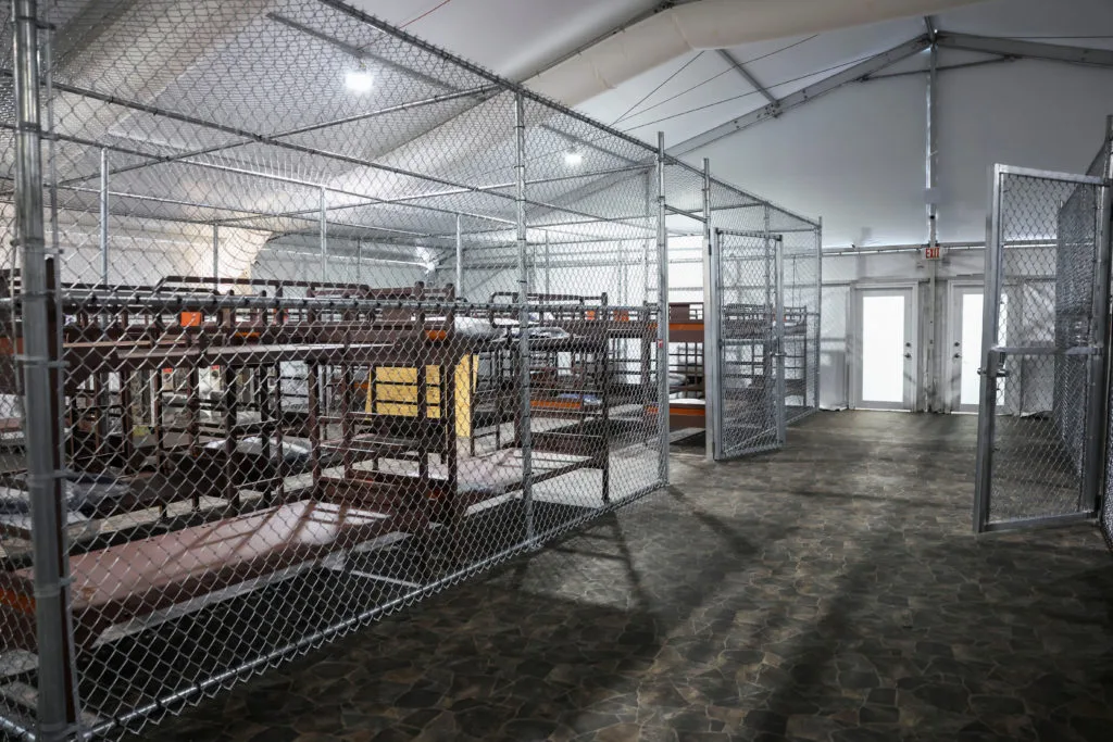 La presidenta Claudia Sheinbaum Pardo informó este 11 de agosto de 2025 que 81 mexicanos permanecen detenidos en el centro migratorio Alligator Alcatraz, ubicado en Florida, Estados Unidos.