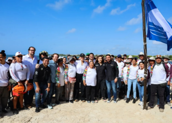 Playa del Carmen consolidó este martes su liderazgo en sustentabilidad costera con la entrega de ocho distintivos y ocho banderas Blue Flag, otorgados por la Fundación para la Educación Ambiental (FEE) a la presidenta municipal Estefanía Mercado para la temporada 2025–2026.