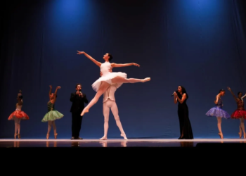 Bailarines playenses que forman parte de compañías europeas de ópera y danza, así como cantantes con interpretaciones de gran calidad, conjuntaron su talento en la magistral presentación de Coppelia’s Ballet & Company, en el Teatro de la Ciudad de Playa del Carmen, bajo la dirección de la profesora Frida Yasif.