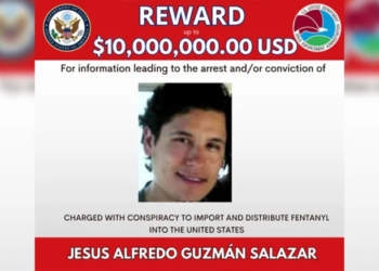 El Servicio de Inmigración y Control de Aduanas de Estados Unidos (ICE, por sus siglas en inglés) anunció una recompensa de 10 millones de dólares por información que permita la captura de Jesús Alfredo Guzmán Salazar, alias Alfredillo, hijo de Joaquín “Chapo” Guzmán y líder de la facción criminal conocida como Los Chapitos, del Cártel de Sinaloa.