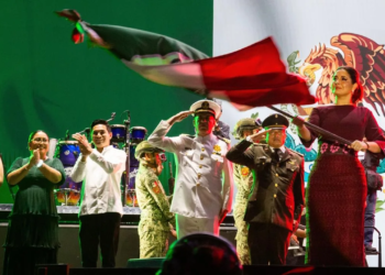 Estefanía Mercado encabeza histórico Grito de Independencia ante más de 50 mil personas en el estadio Mario Villanueva