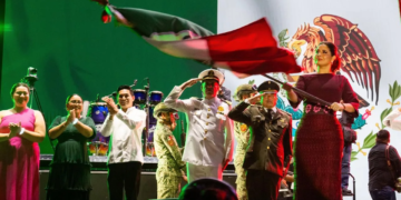 Estefanía Mercado encabeza histórico Grito de Independencia ante más de 50 mil personas en el estadio Mario Villanueva