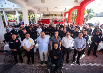 Estefanía Mercado reconoce valentía y entrega de los bomberos de Playa del Carmen