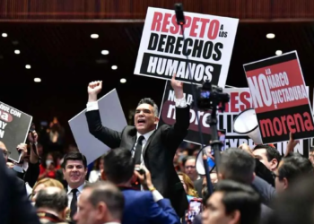 PRI irrumpe en el Pleno con pancartas y megáfonos tras el informe de Sheinbaum