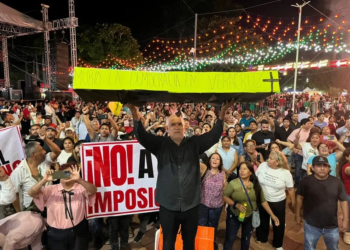 Grito de independencia en Veracruz termina con golpes y protestas