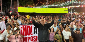 Grito de independencia en Veracruz termina con golpes y protestas