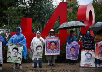 Padres de los 43 de Ayotzinapa acusan falta de avances tras reunión con Sheinbaum